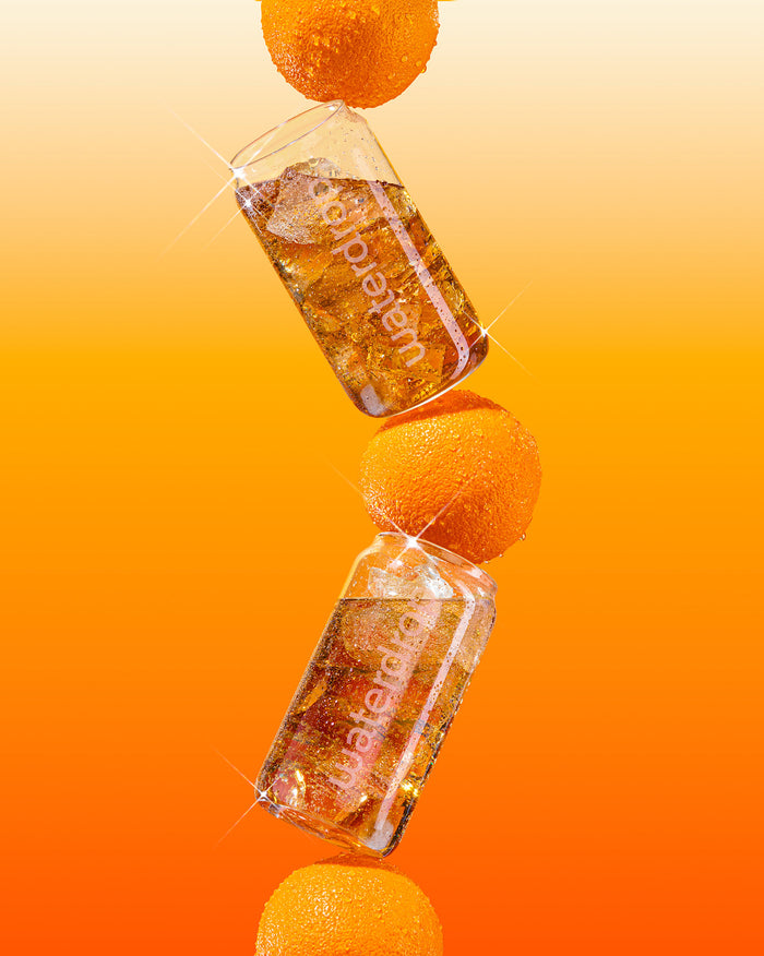 Nápoje COLA ORANGE s čerstvými pomeranči a skleničky waterdrop s logem.