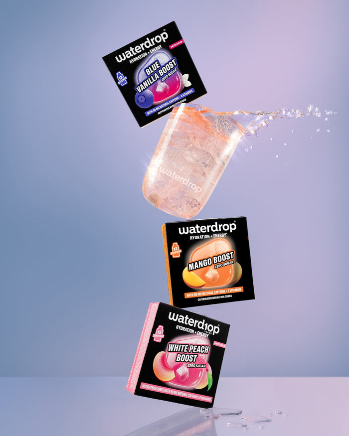 Letící balíčky Waterdrop Boost nad modrým gradientním pozadím.
