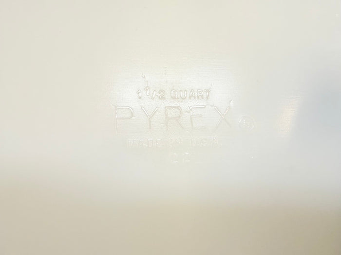 Pyrex Royal 1.5 Quart Divided Dish with Lid