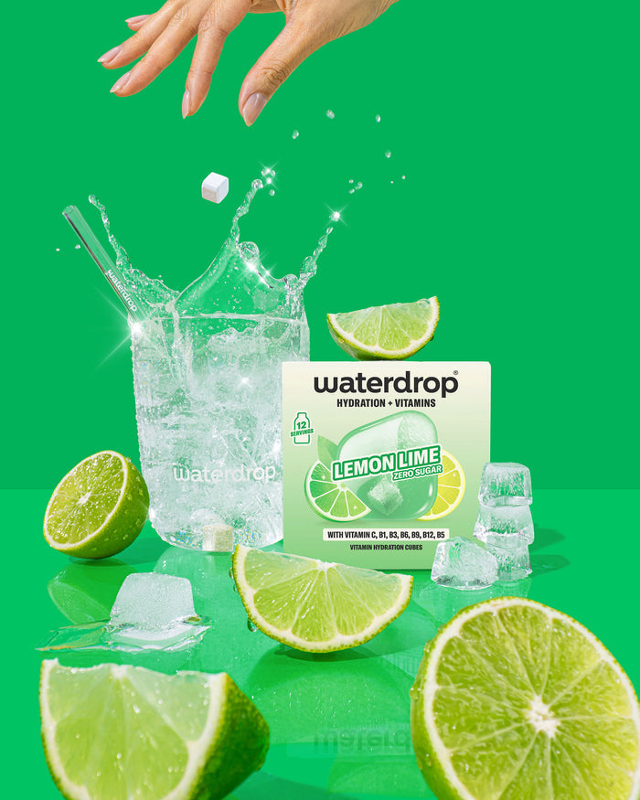 Obal Waterdrop s příchutí citron-limetka s plátky limetky, kostkami ledu a výstřikem vody na jasně zeleném pozadí.