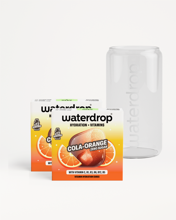 Set s COLA Skleněnou Plechovkou s hydratačními kostkami COLA ORANGE.