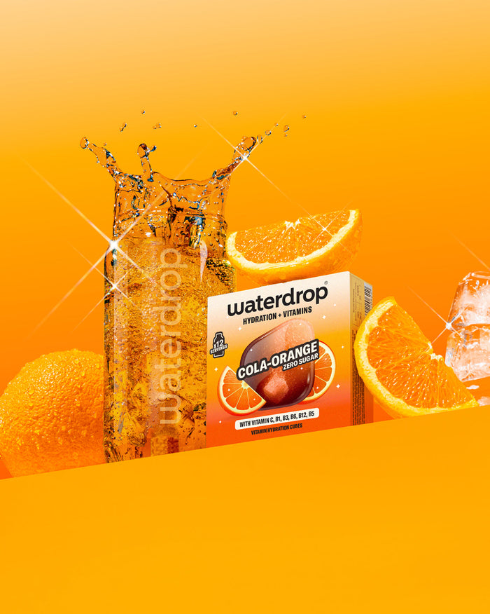 Set s COLA Skleněnou Plechovkou s perlivými hydratačními kostkami COLA ORANGE.